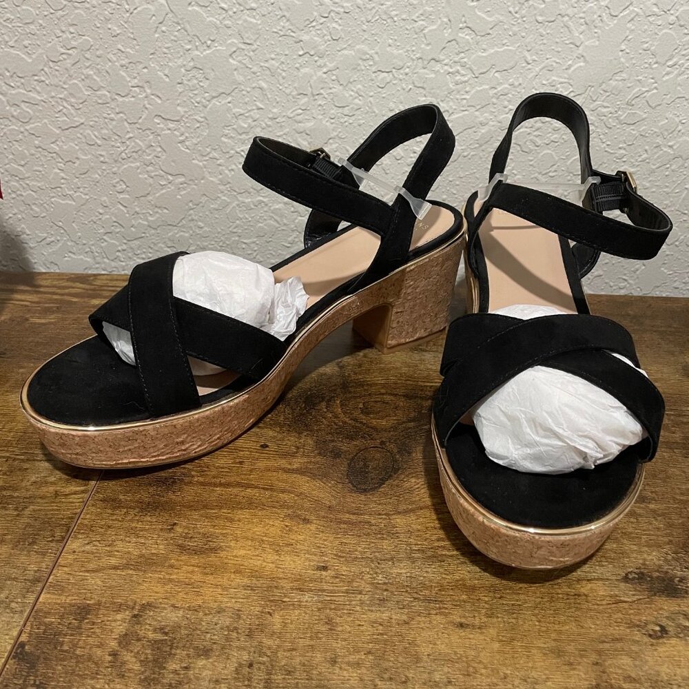 BLACK AND GOLD SANDALS IN PERFECT CONDITION.